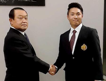 　日本ハムにドラフト１位指名され、大滝敏之監督（左）と握手する＝２０年１０月２６日