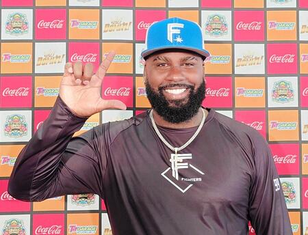 日本ハム・レイエス　キャンプ合流　１２発中場外４発！いきなりパワー全開「今年は５０本打つ」