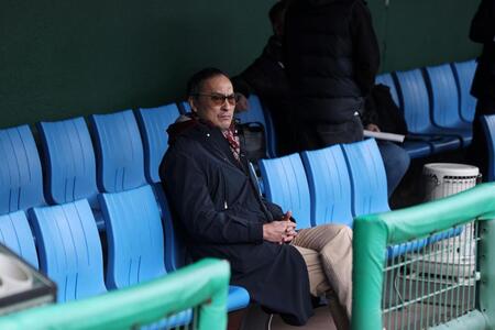 侍ジャパンのキャンプを訪れた渡辺謙（撮影・金田祐二）