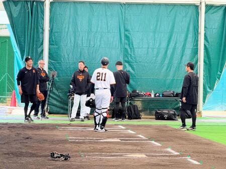 ブルペンで田中将から助言をもらった則本（右）