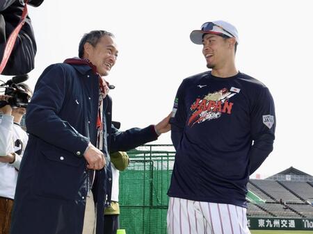 渡辺謙氏（左）に激励される佐藤輝（撮影・伊藤笙子）