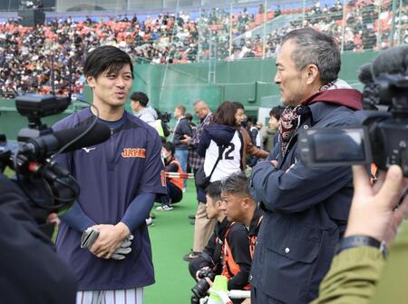 坂本（左）と話す渡辺謙（撮影・伊藤笙子）