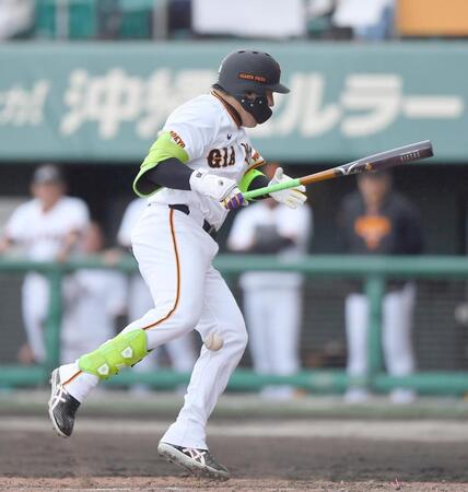 ５回、死球を受ける丸（撮影・開出牧）