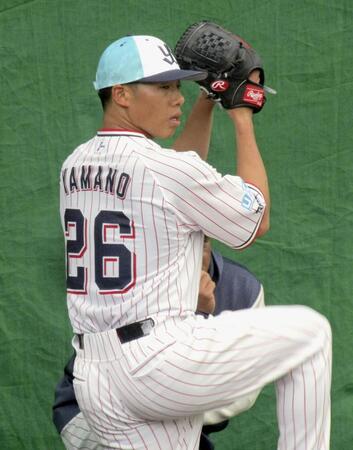 　ブルペンで投球練習するヤクルト・山野