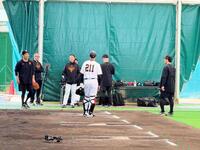 ブルペンで田中将から助言をもらった則本（右）