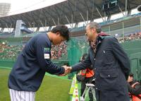 渡辺謙（右）にあいさつする森下（撮影・金田祐二）