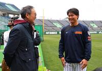 渡辺謙（左）にあいさつする森下（撮影・金田祐二）