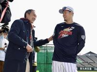 渡辺謙氏（左）に激励される佐藤輝（撮影・伊藤笙子）