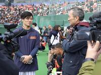 坂本（左）と話す渡辺謙（撮影・伊藤笙子）