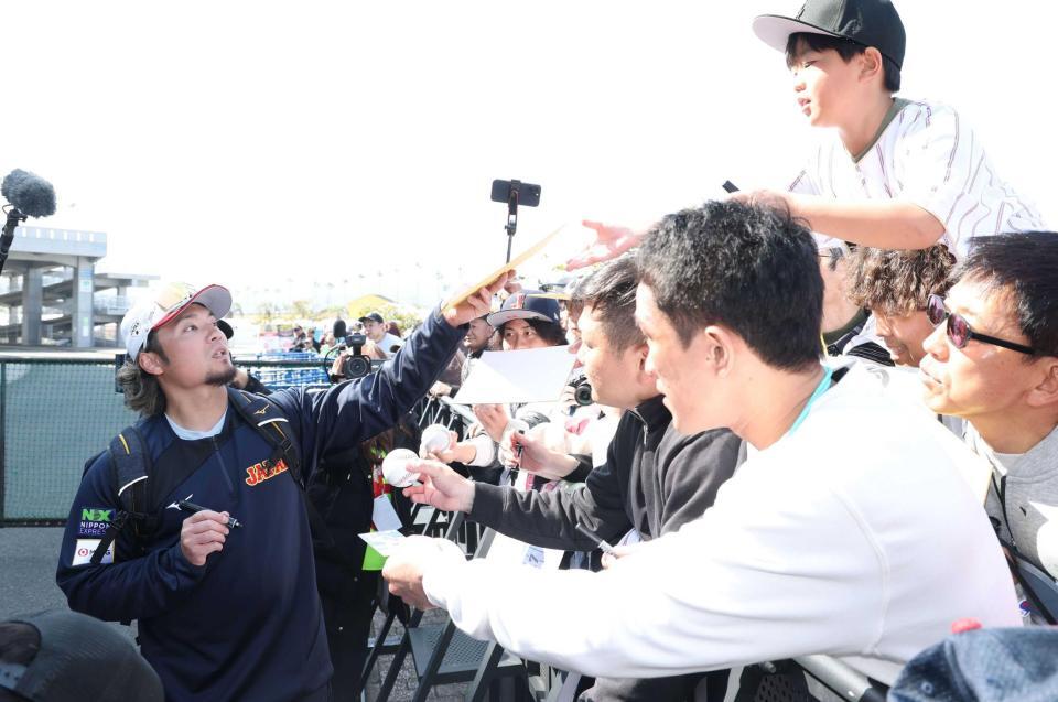 　詰めかけたファンにサインする伊藤（撮影・金田祐二）