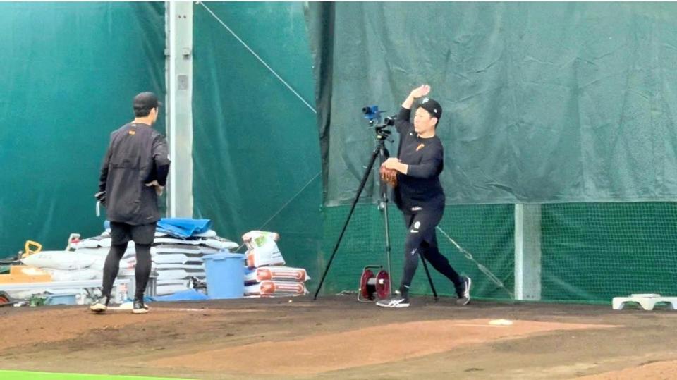 ブルペンで田中将（右）から助言をもらった則本