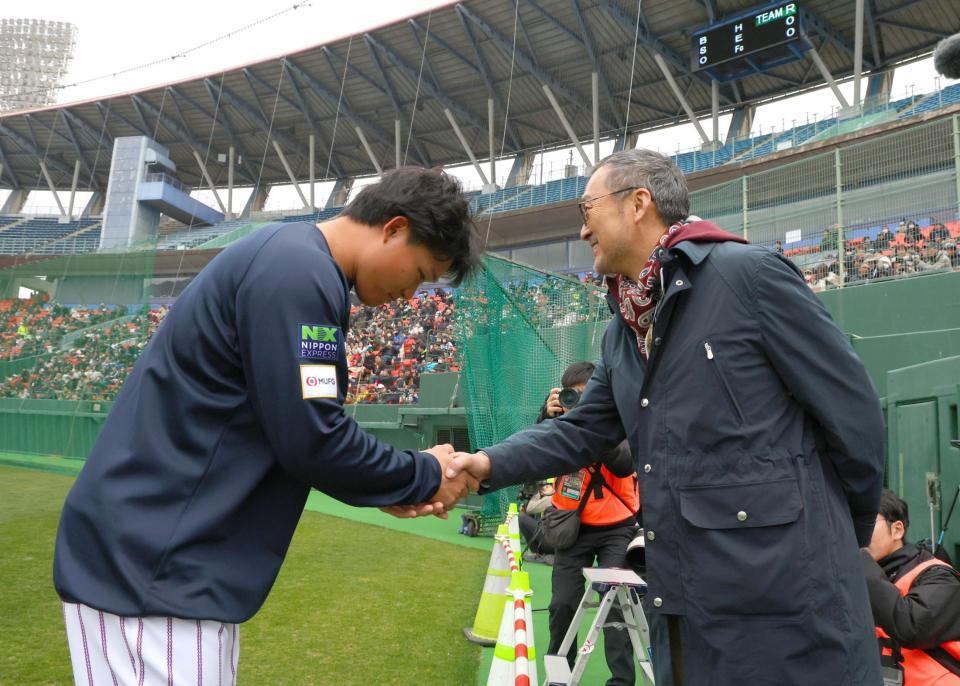 渡辺謙（右）にあいさつする森下（撮影・金田祐二）