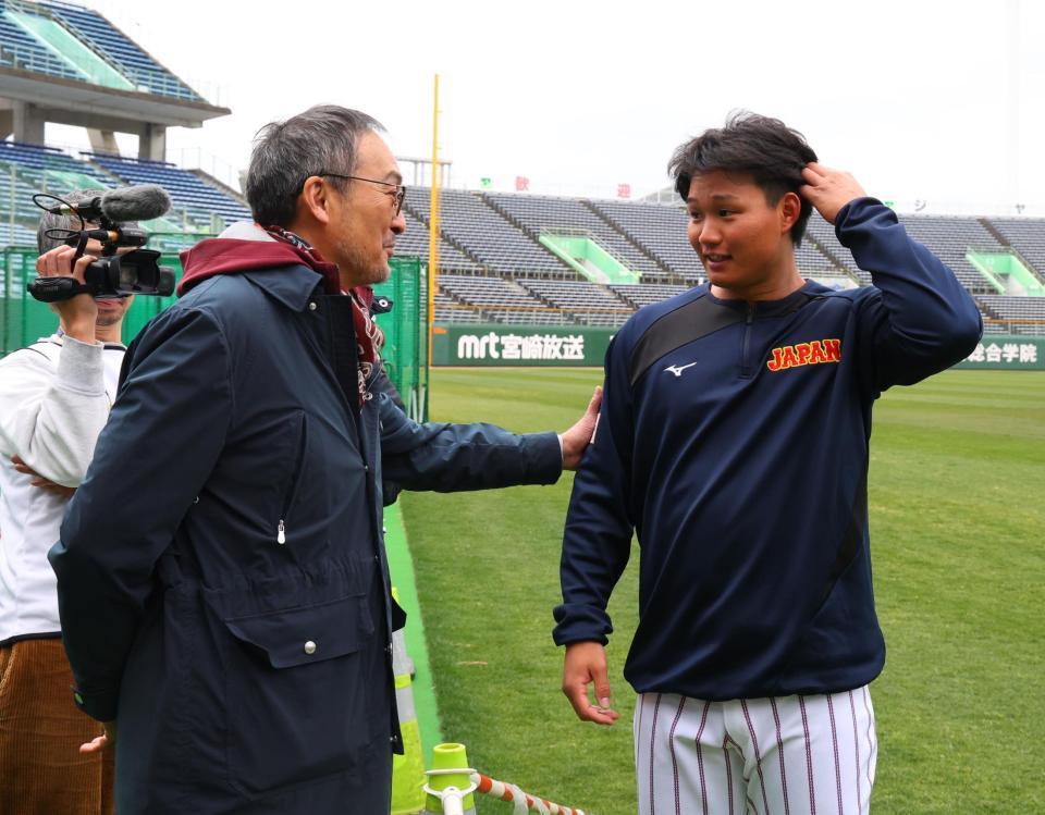 渡辺謙（左）にあいさつする森下（撮影・金田祐二）