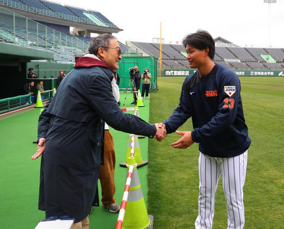 渡辺謙（左）にあいさつする森下（撮影・金田祐二）
