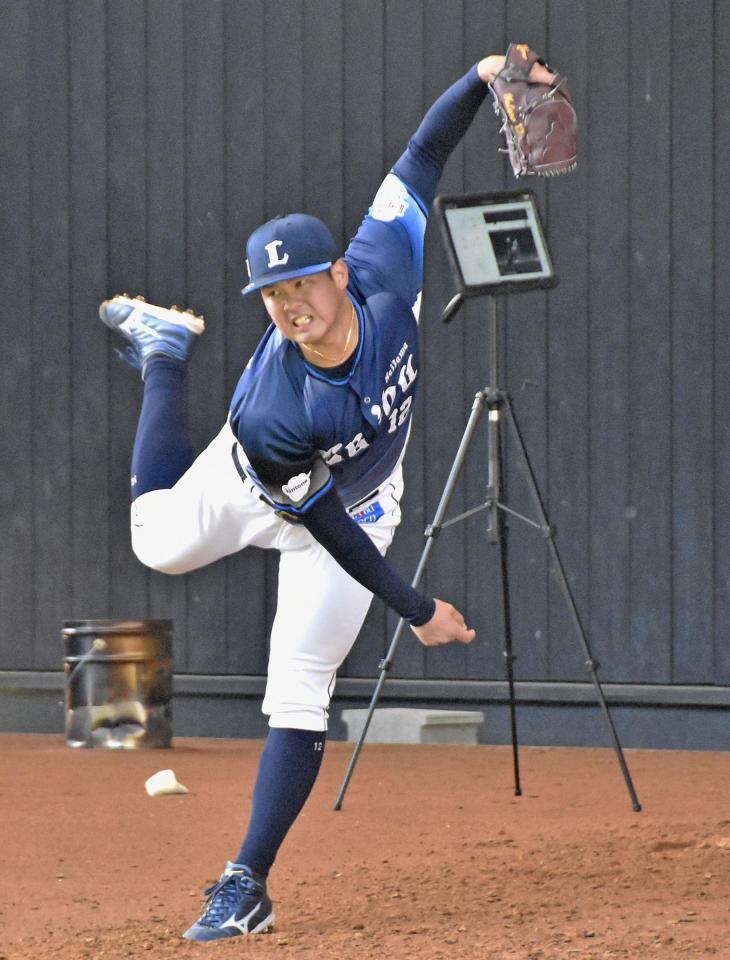 ブルペンで投げ込む渡辺