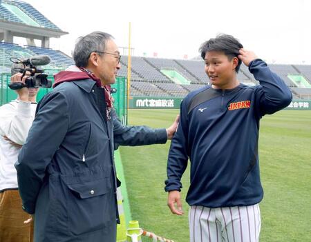 　渡辺謙（左）から激励される森下（撮影・金田祐二）