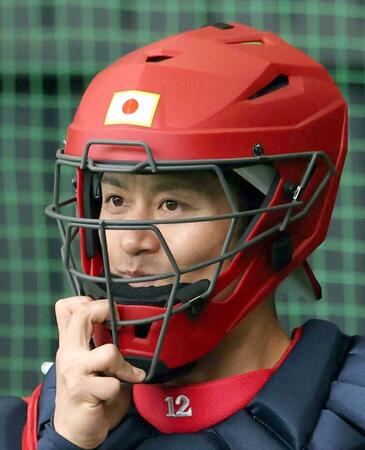　真っ赤なキャッチャーマスクを被る坂本（撮影・伊藤笙子）
