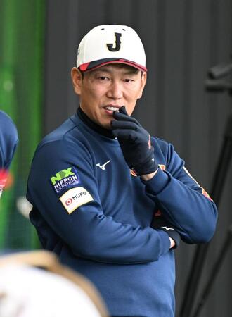 ブルペンで練習を見守る井端監督