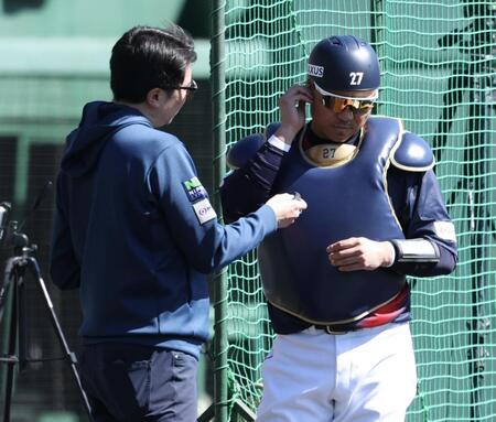 ピッチコムを装着し直すヤクルト・中村悠（撮影・伊藤笙子）