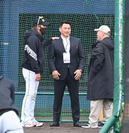 高木豊氏（右）井口資仁氏（中央）らと談笑する新庄監督（撮影・持木克友）