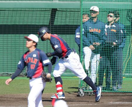 北山と佐藤輝のライブＢＰを見るダルビッシュ（撮影・金田祐二）