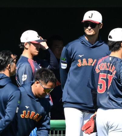 ライブＢＰ後、アドバイザーのダルビッシュ（右）と話す隅田