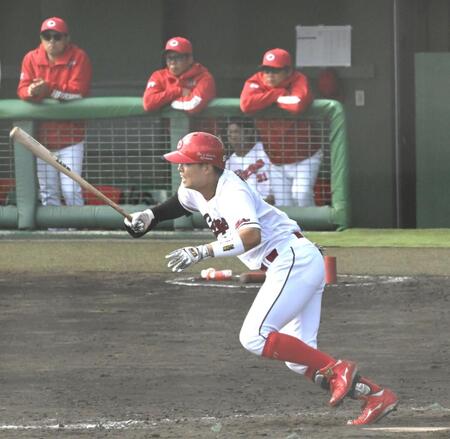 ５回、右前打を放つ平川