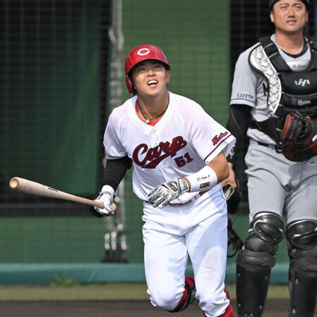 ８回、右越えにソロを放つ平川（撮影・飯室逸平）