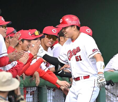 ８回、ソロを放ちナインとタッチを交わす平川（撮影・飯室逸平）