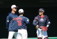 隅田、ダルビッシュと話す坂本（撮影・金田祐二）