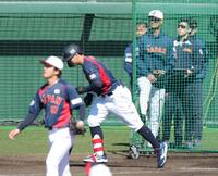 北山と佐藤輝のライブＢＰを見るダルビッシュ（撮影・金田祐二）