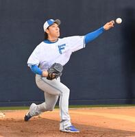 ブルペンで投球練習する宮西（撮影・持木克友）