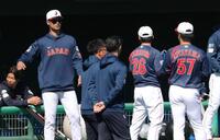 登板した北山、隅田（２６）と話すダルビッシュ（撮影・金田祐二）