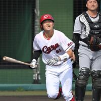 ８回、右越えにソロを放つ平川（撮影・飯室逸平）