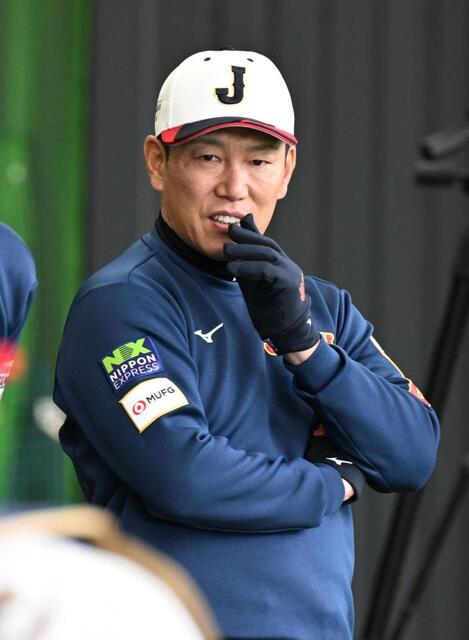 ブルペンで練習を見守る井端監督