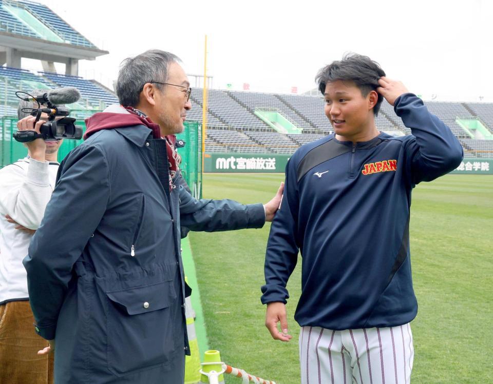 　渡辺謙（左）から激励される森下（撮影・金田祐二）