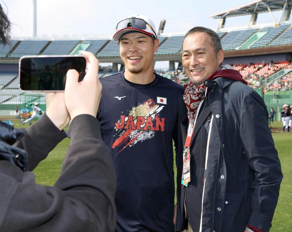 　激励に訪れた渡辺謙（右）と記念撮影する佐藤輝（撮影・伊藤笙子）