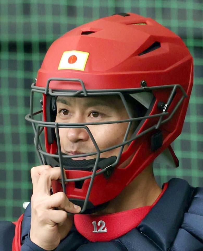 　真っ赤なキャッチャーマスクを被る坂本（撮影・伊藤笙子）