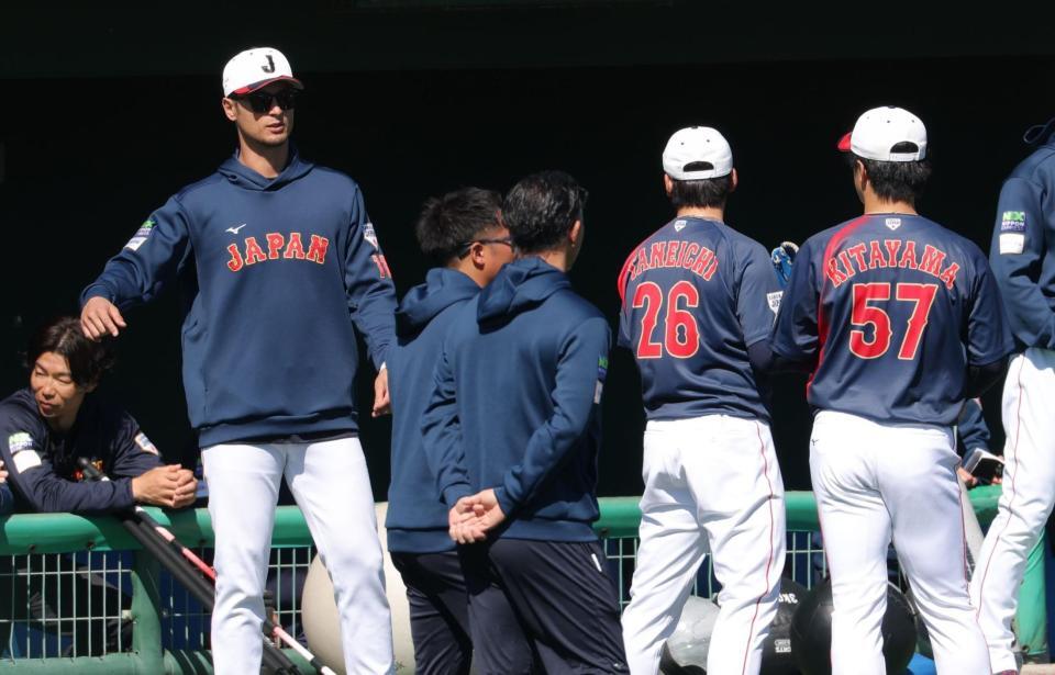 登板した北山、隅田（２６）と話すダルビッシュ（撮影・金田祐二）