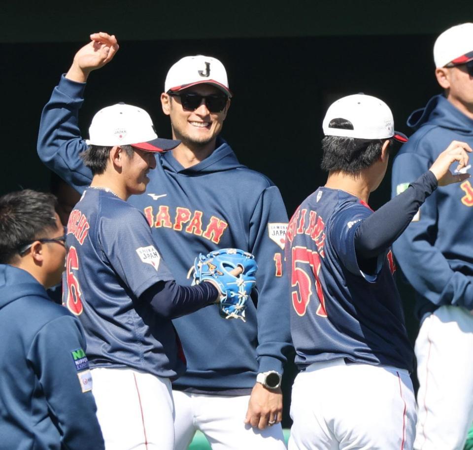 実戦形式の練習に登板した隅田（左）、北山（右）と話すアドバイザーのダルビッシュ