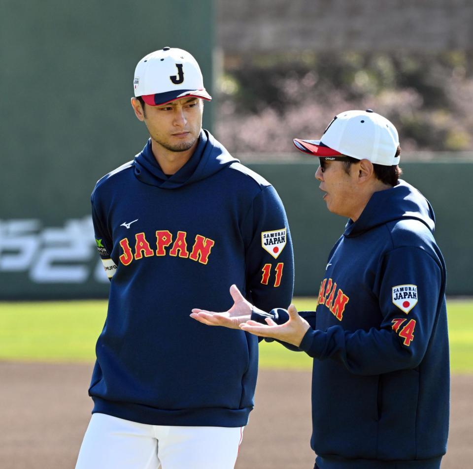 村田バッテリーコーチ（右）と話し込むアドバイザーのダルビッシュ