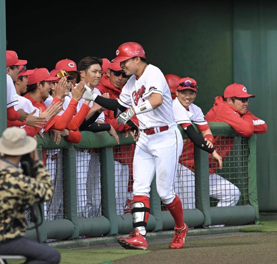 ８回、ソロを放ち、ナインとタッチを交わす平川