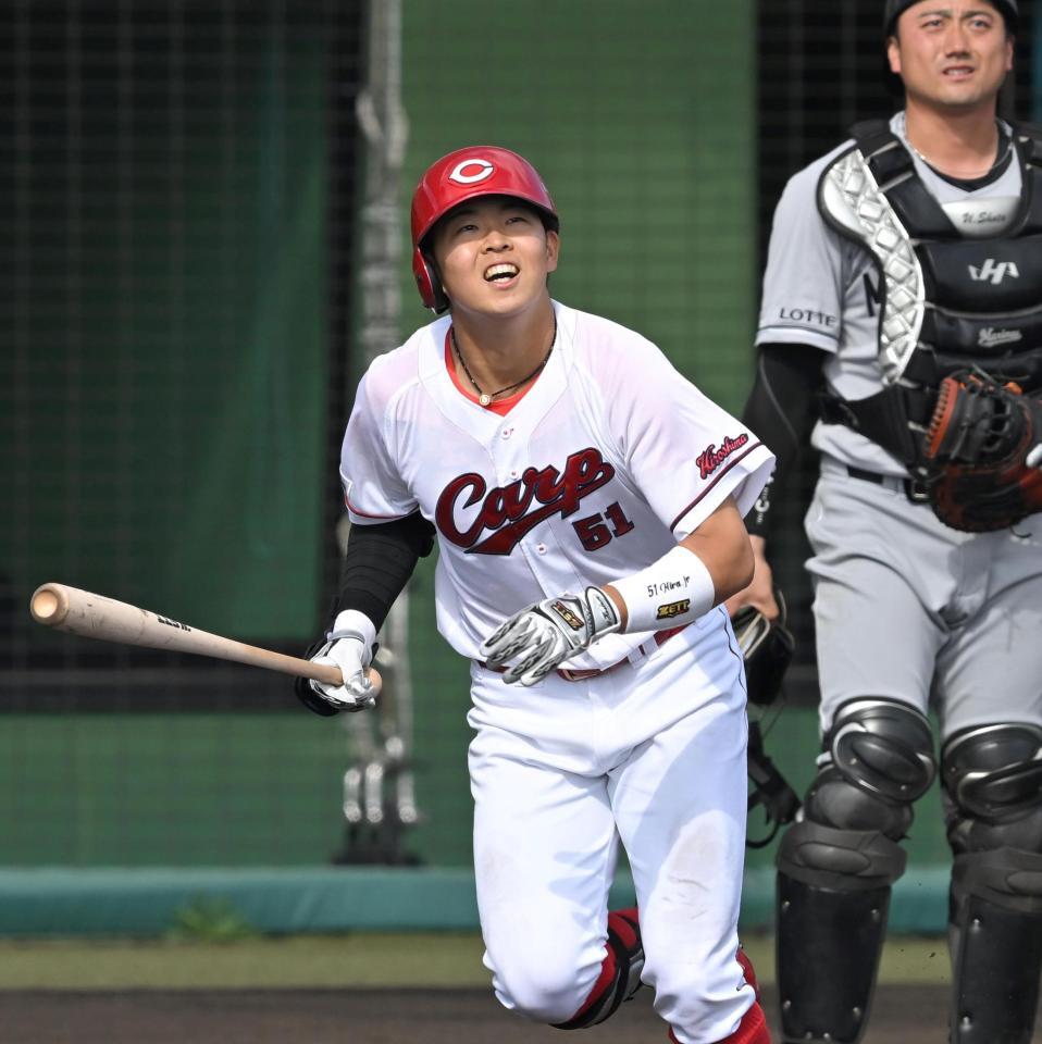 ８回、右越えにソロを放つ平川（撮影・飯室逸平）