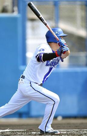 　１回、先制二塁打を放つ筒香（撮影・開出牧）