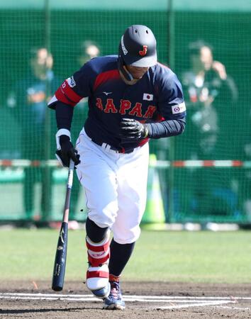 ライブＢＰで北山の前に二飛に倒れた佐藤輝（撮影・伊藤笙子）