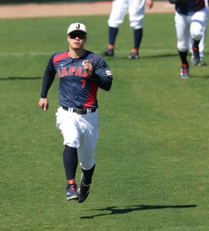 ランニングする佐藤輝（撮影・金田祐二）