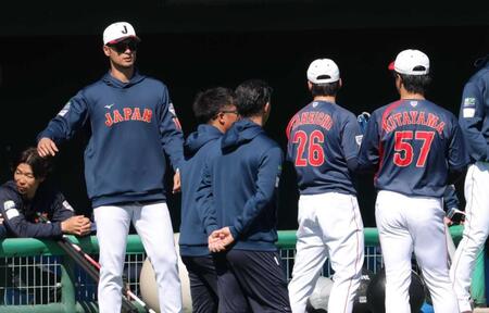 　登板した北山（右端）らと話すダルビッシュ（撮影・金田祐二）