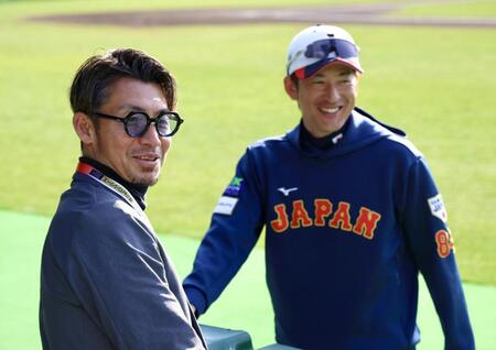 能見篤史コーチ（右）と談笑する鳥谷敬氏（撮影・伊藤笙子）