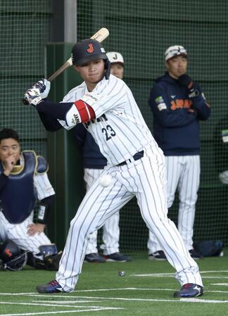 ブルペンで高橋宏斗のボールを見る森下翔太（撮影・伊藤笙子）