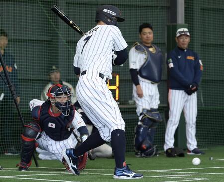 ブルペンで高橋宏斗のスプリットを見送る佐藤輝明（撮影・伊藤笙子）